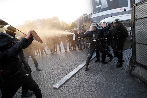 Demonstran Antifasis Bentrok dengan Polisi Paris Pascapemilu
