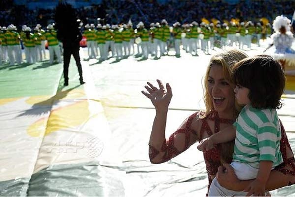 Sebelum Pentas Penutupan Piala Dunia, Shakira Bawa Anak 