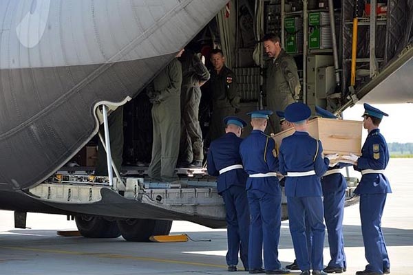 Jenazah Korban Jatuh MH17 Dikirim ke Belanda