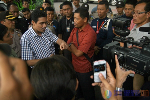 Massa Datangi KPK Tuntut Kasus Korupsi Jokowi