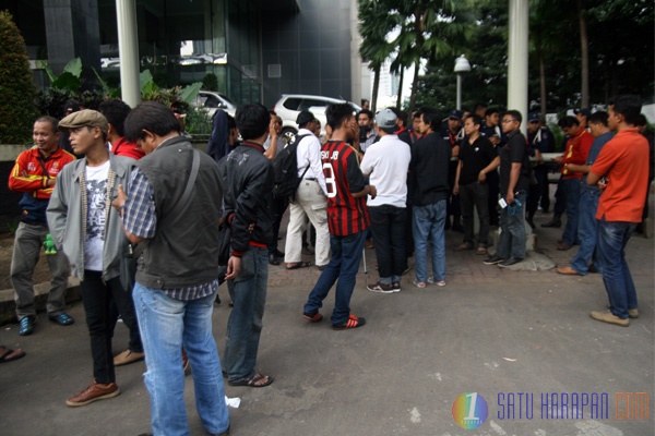 Massa Datangi KPK Tuntut Kasus Korupsi Jokowi