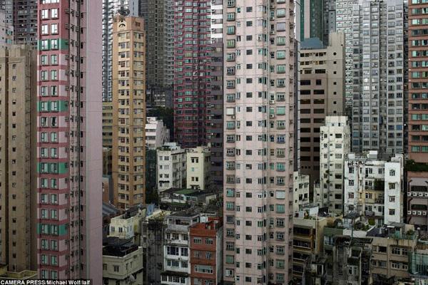 Kehidupan Kumuh di Sebuah Apartemen di Hongkong