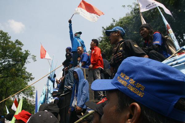 Ratusan Buruh Berunjuk Rasa di Istana Negara