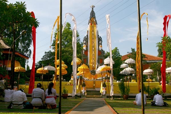Suasana Pura Aditya Jaya Sambut Hari Nyepi