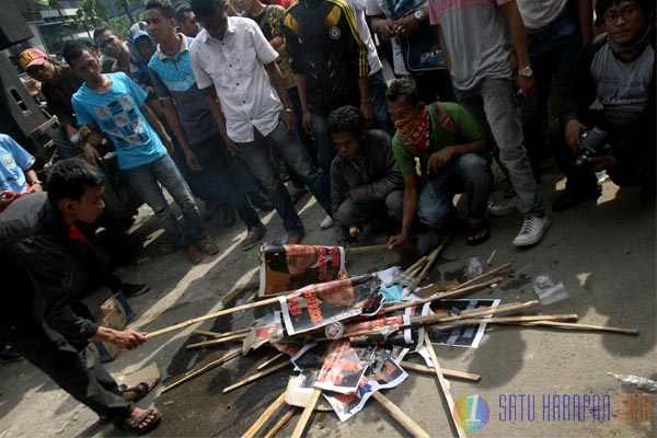 Puluhan Mahasiswa Unjuk Rasa Tuntut Hatta Rajasa dan Marzuki Alie