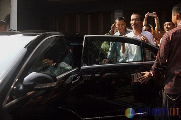 Presiden Terpilih Joko Widodo Mulai Kendarai Mobil Antipeluru