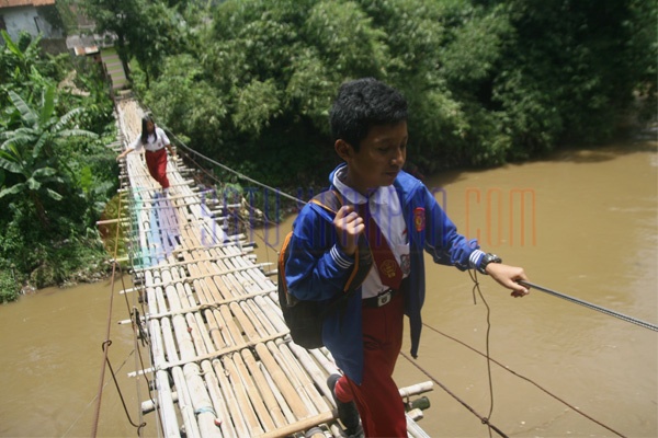 Jembatan Bambu Minim Keselamatan di Depok