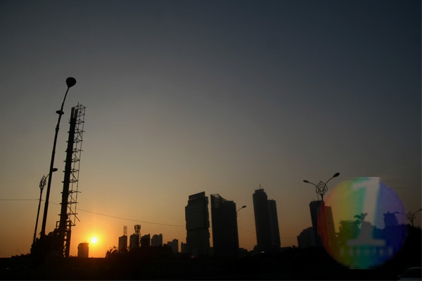 Menikmati Sunset Diantara Gedung Pencakar Langit Jakarta