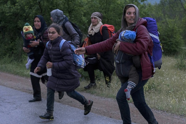 Puluhan Imigran Terobos Perbatasan Makedonia