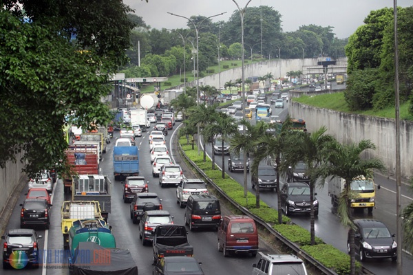 Libur Panjang Ribuan Kendaraan Padati Ruas Jalan Tol Dalam Kota