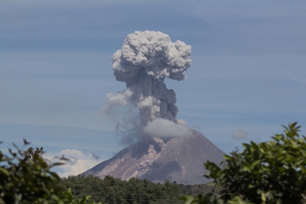 Erupsi Gunung Sinabung terus Meningkat