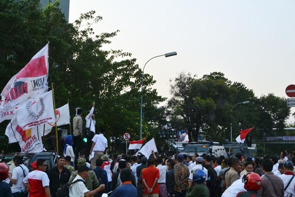 Massa Pendukung Prabowo-Hatta Desak Masuk ke MK