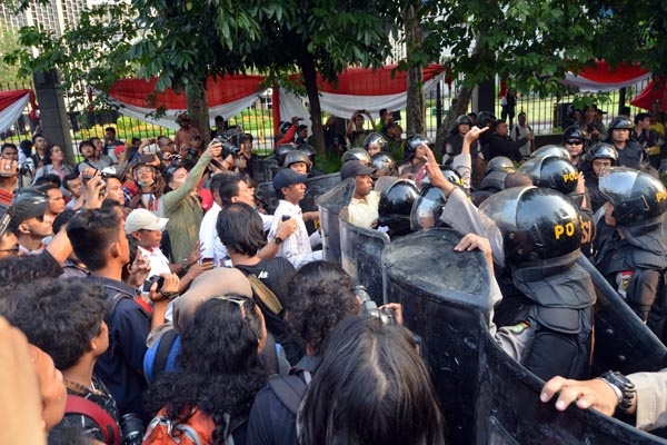 Massa Pendukung Prabowo-Hatta Desak Masuk ke MK