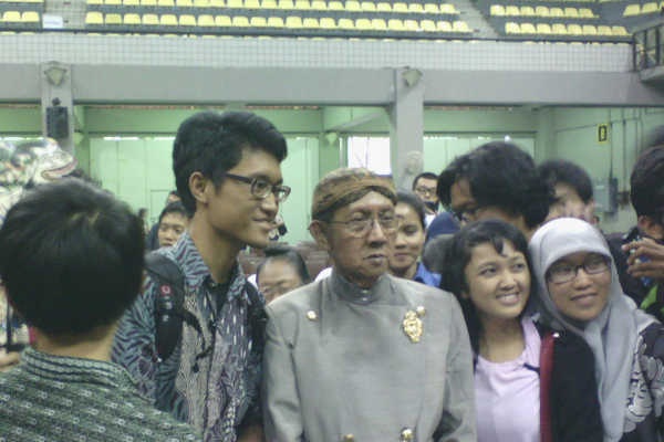 Ribuan Mahasiswa UI Antusias Tonton Wayang Kulit
