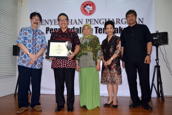 Bupati Kulon Progo Terima Penghargaan Pengendalian Tembakau