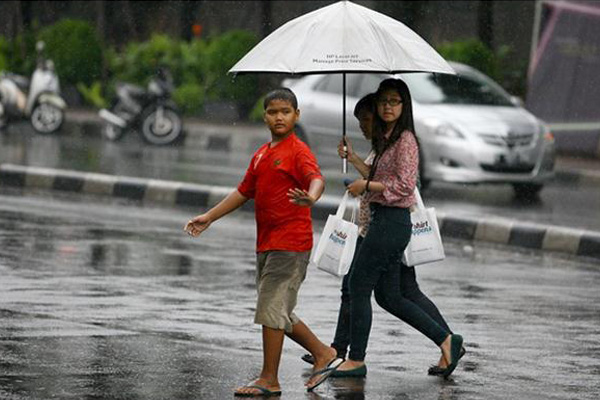 Anak-anak Pengojek Payung Laris Manis Karena Hujan yang Merata