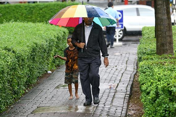 Anak-anak Pengojek Payung Laris Manis Karena Hujan yang Merata
