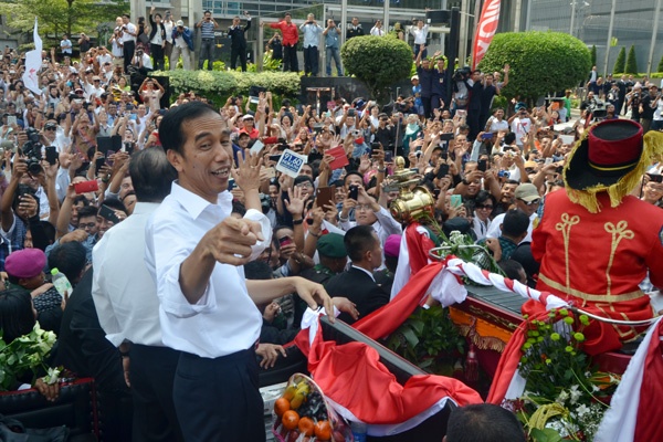 Jokowi-JK Diarak Kereta Kencana Sepanjang Jalan Thamrin