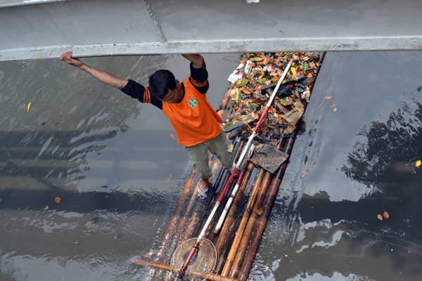 Dinas Kebersihan Bersihkan Sampah Sungai Ciliwung 