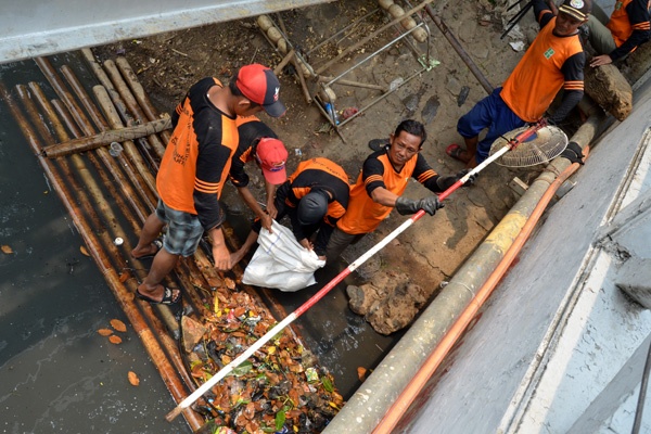 Dinas Kebersihan Bersihkan Sampah Sungai Ciliwung 
