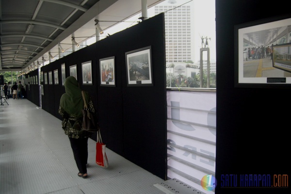 Karya Foto Pembangunan MRT Dipamerkan di JPO Thamrin