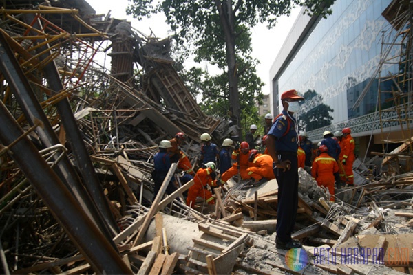 Evakuasi Korban Tewas Gedung Arsip TIM Masih Berlangsung
