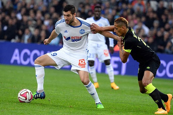 Marseille Jauhi PSG, Hajar Nantes 2-0