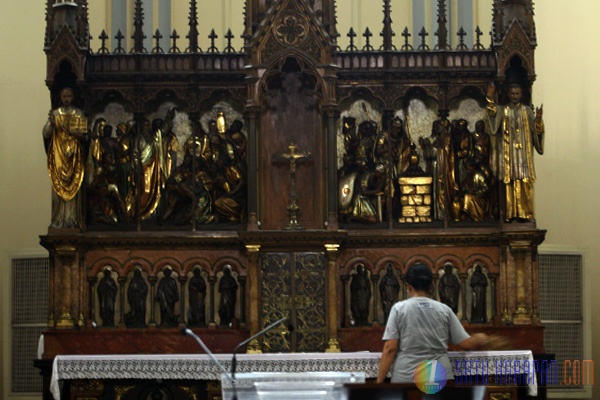 Jelang Natal Gereja Katedral Dibersihkan