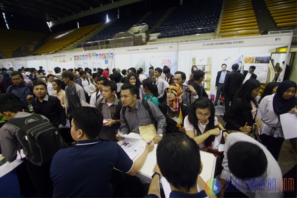 Ratusan Pelamar Kerja Antre di Job Fair 2015