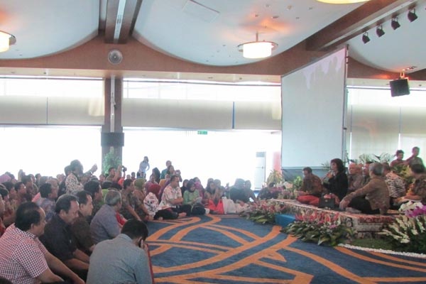 Duduk di Lantai, Menteri Susi Ajak Karyawan KKP Tancap Gas