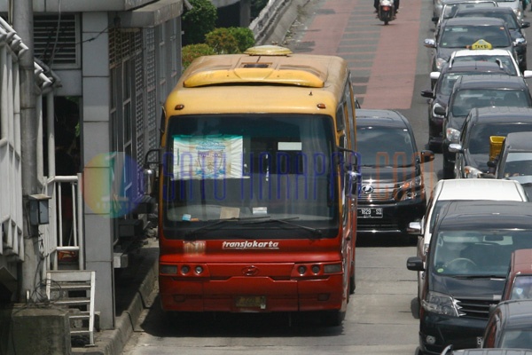 Wacana Mobil Mewah Masuk Jalur Busway