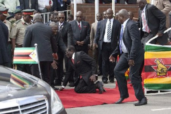 Ini Foto-foto Presiden Zimbabwe Terpeleset dan Diminta Dihapus