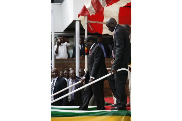 Ini Foto-foto Presiden Zimbabwe Terpeleset dan Diminta Dihapus
