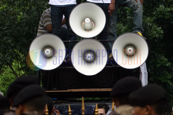 Aksi Demo Mendukung Gubernur Ahok