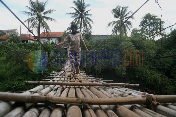 Jembatan Bambu Minim Keselamatan di Depok