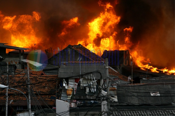 Ratusan Rumah Hangus Terbakar di Kebon Melati