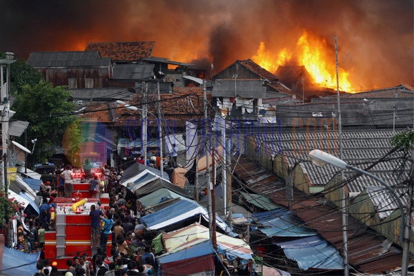 Ratusan Rumah Hangus Terbakar di Kebon Melati