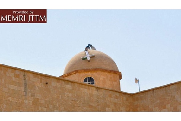 ISIS Robohkan Salib Gereja Terekam dalam Foto-foto Terbaru