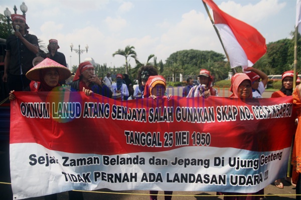 Puluhan Warga Ujung Genteng Demo Tolak Lanud Atang Senjaya
