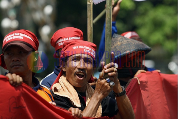 Puluhan Warga Ujung Genteng Demo Tolak Lanud Atang Senjaya