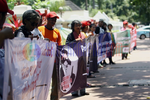Relawan Ahok Demo Kantor Menteri Yohana