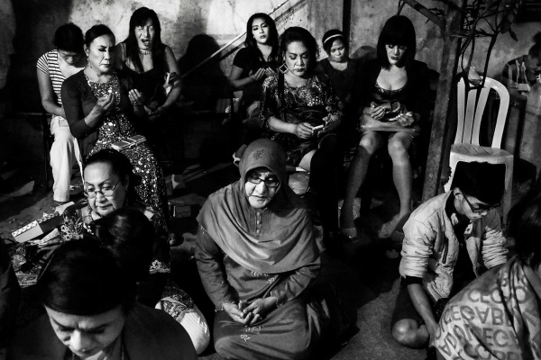 Foto Waria Salat Bersama di Pesantren Yogya Menangi Penghargaan Dunia