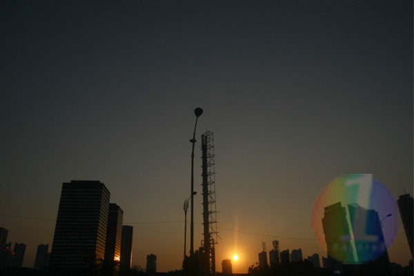 Menikmati Sunset Diantara Gedung Pencakar Langit Jakarta