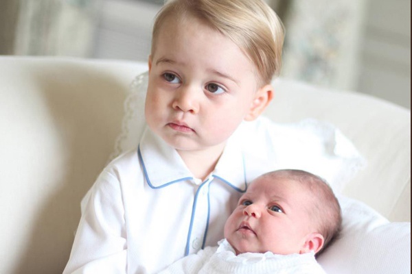Prince George Menggendong adiknya Putri Charlotte