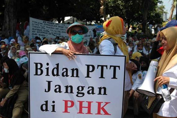 Bidan PTT Unjukrasa di Istana Merdeka
