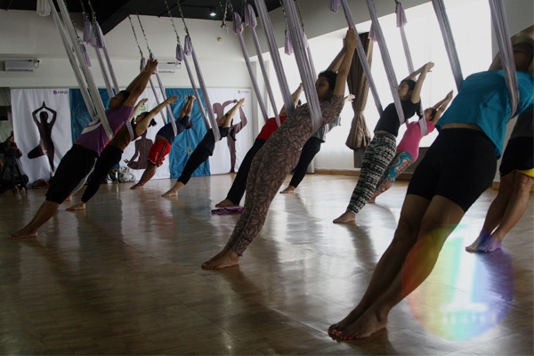 Yoga Antigravitasi Marak Digandrungi Warga Jakarta