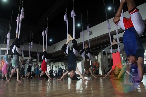 Yoga Antigravitasi Marak Digandrungi Warga Jakarta