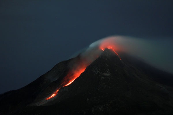Debu Vulkanik Sinabung Terbang Hingga Medan