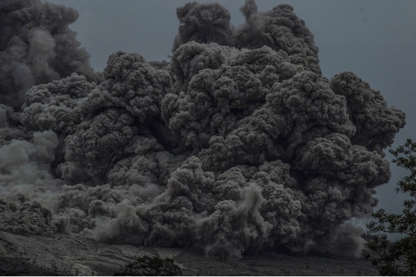 Debu Vulkanik Sinabung Terbang Hingga Medan