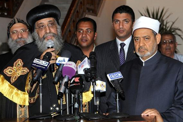 Muslim dan Kristen Mesir Yang Bergandengan Tangan
